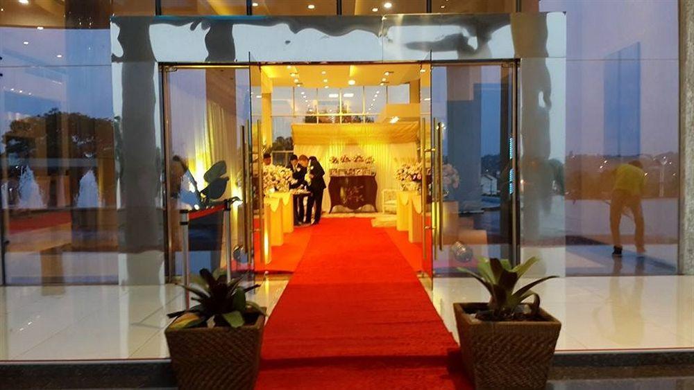 Nobile Hotel Convention Ciudad Del Este Exterior foto Entrance to the hotel