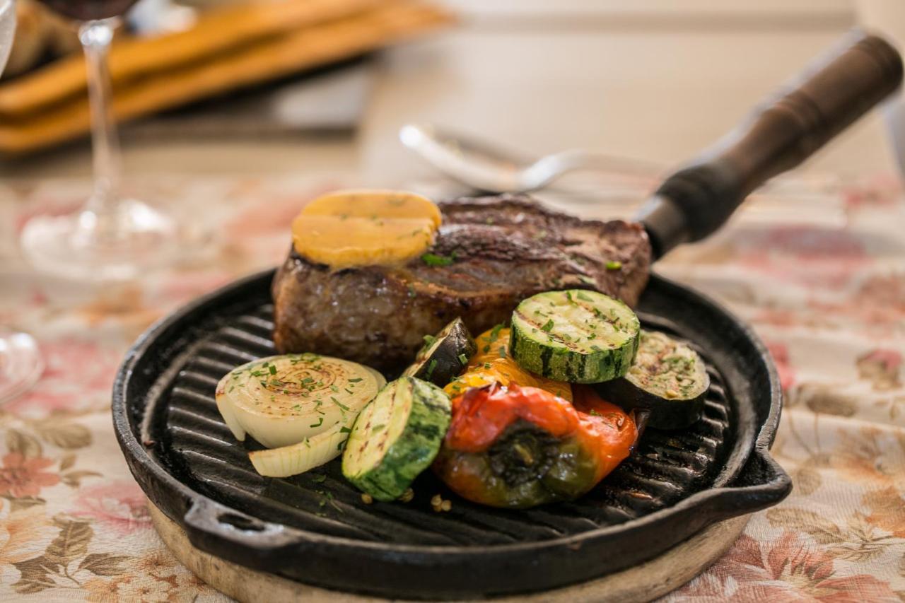 Nobile Hotel Convention Ciudad Del Este Exterior foto A steak and vegetables cooked in a grill pan