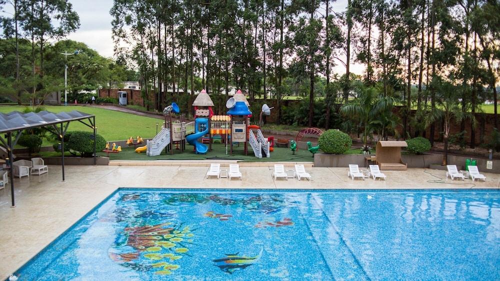 Nobile Hotel Convention Ciudad Del Este Exterior foto Playground at the hotel