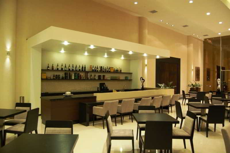 Nobile Hotel Convention Ciudad Del Este Exterior foto The lounge at the airport