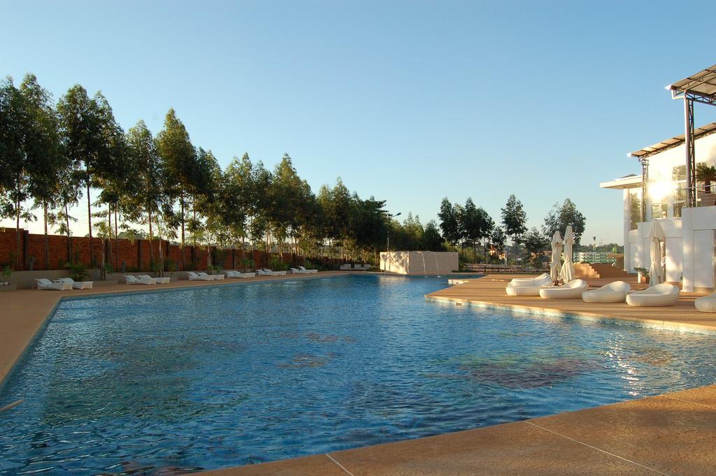 Nobile Hotel Convention Ciudad Del Este Exterior foto The swimming pool at the resort