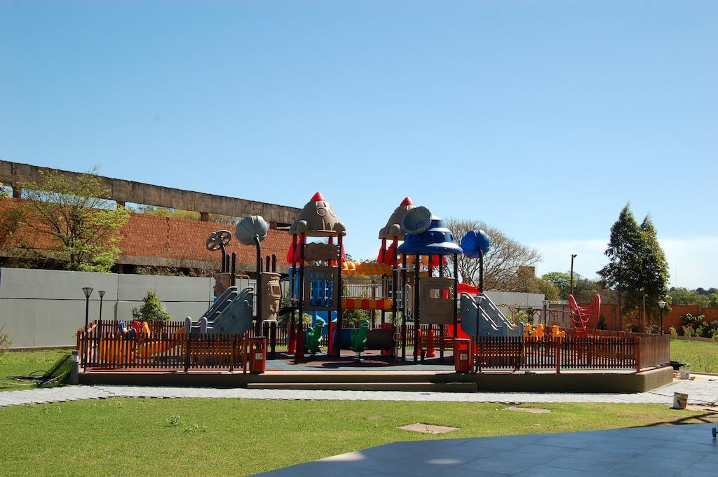Nobile Hotel Convention Ciudad Del Este Exterior foto Playground at the centre