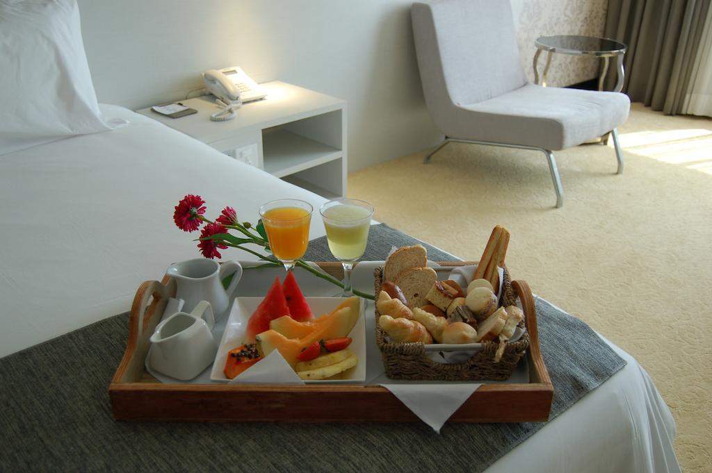 Nobile Hotel Convention Ciudad Del Este Exterior foto Room service
